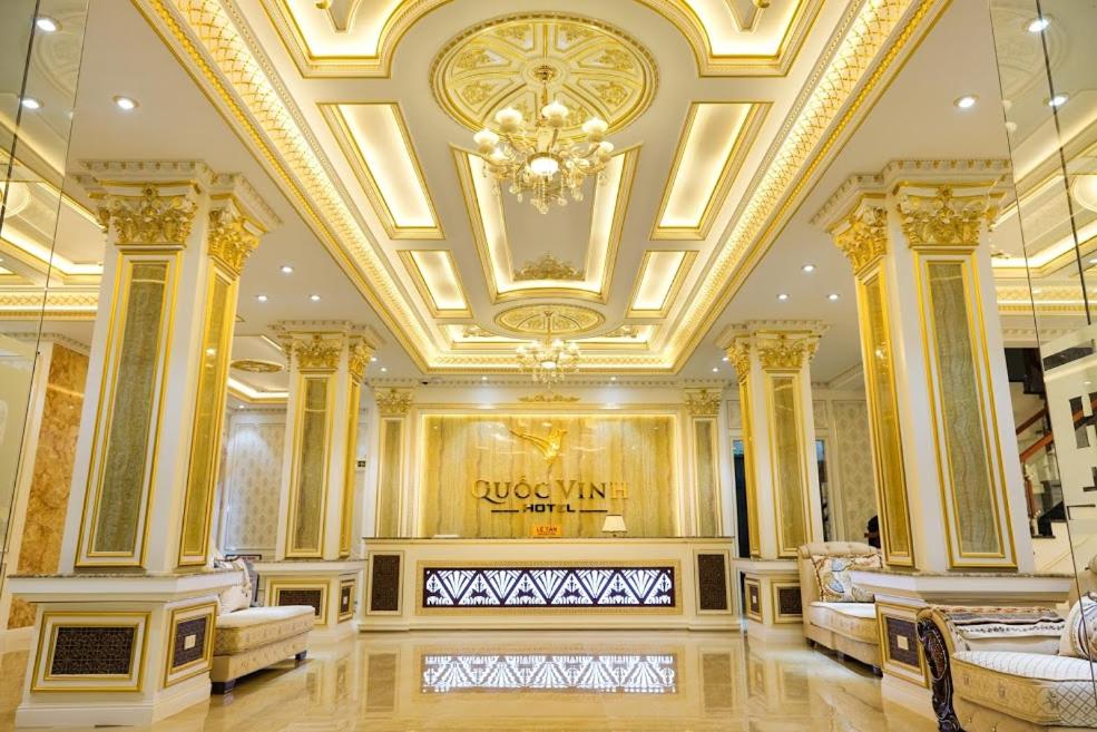 迪石Quoc Vinh Hotel的一个带金色天花板和商店的大型大堂