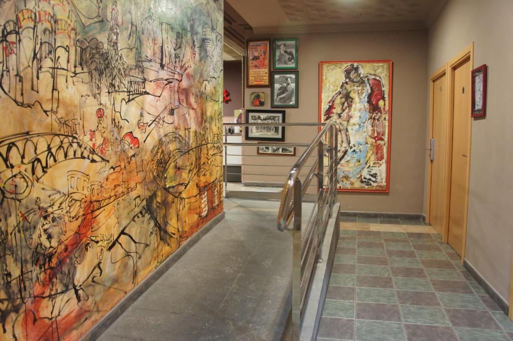 塔拉戈纳MR酒店的涂有涂鸦墙的走廊