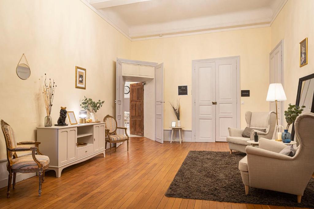 尚贝里Les Suites de Sautet的客厅配有沙发、椅子和桌子