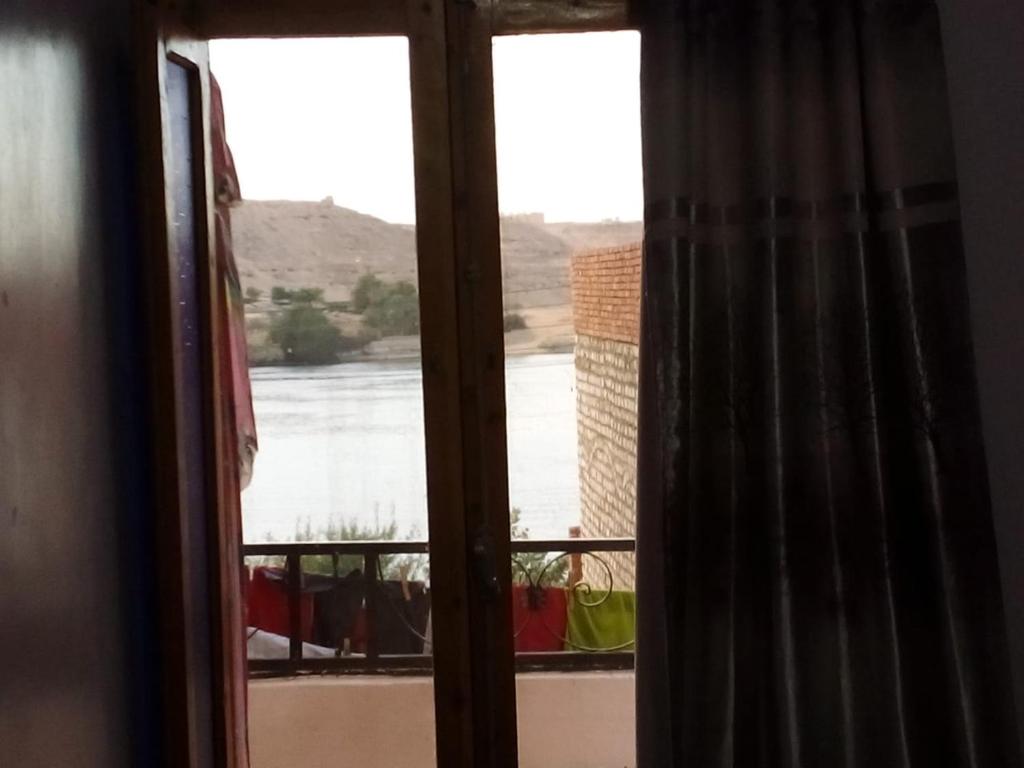 阿斯旺Labib Guest House的河景窗户