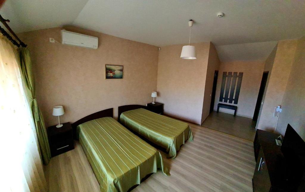 克勒拉希La Salcii的一间酒店客房内设有两张床的房间