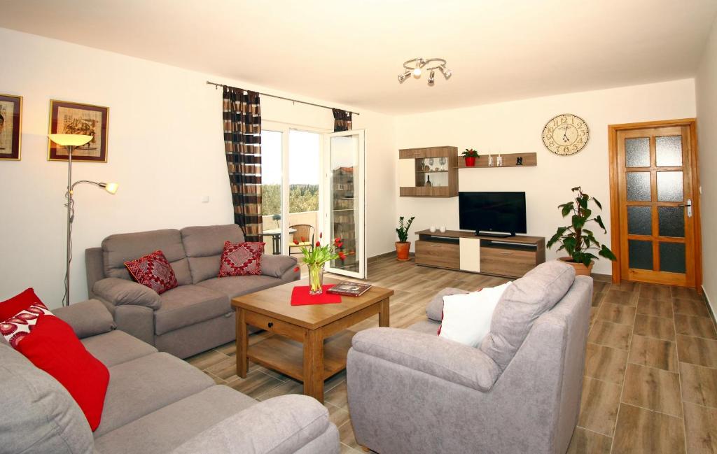 西利皮Apartment Milenka的客厅配有两张沙发和一台电视机