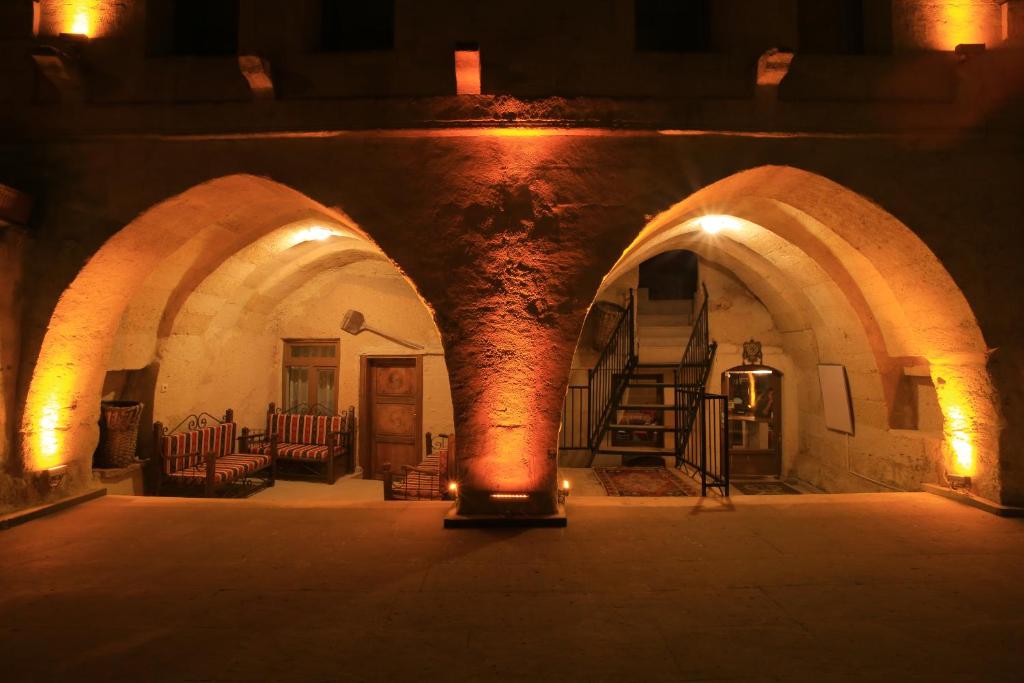 格雷梅DIADEM CAPPADOCIA GUEST HOUSE & HOSTEL的一间位于大楼的带楼梯的黑暗客房