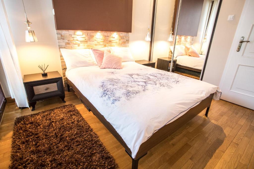 克拉科夫Royal Parkside的一间卧室配有一张带镜子的大床