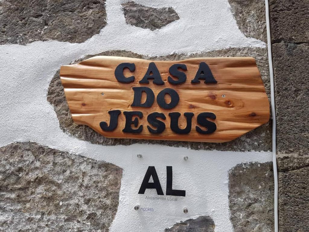 LombaA Casa do Jesus AL的石墙上写有csa do jesus的标志