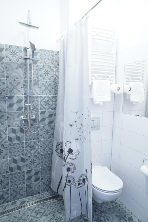 Stary Koszalin Hostel &amp; Hotel Services的一间浴室