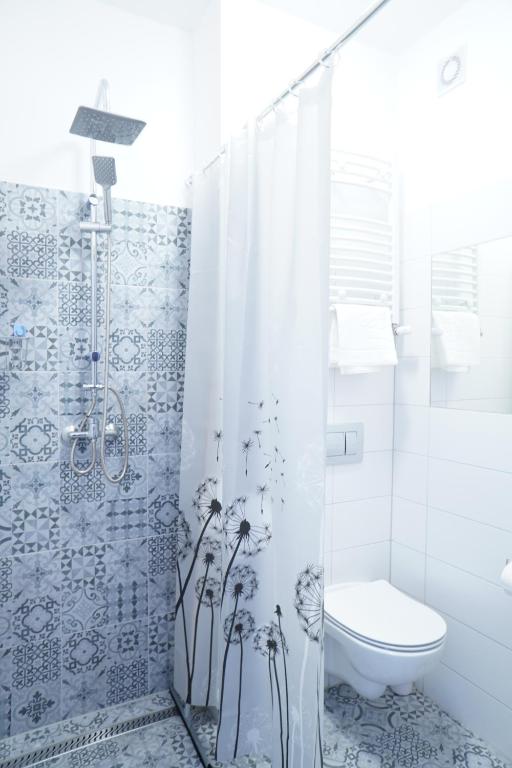 Stary Koszalin Hostel &amp; Hotel Services的一间浴室