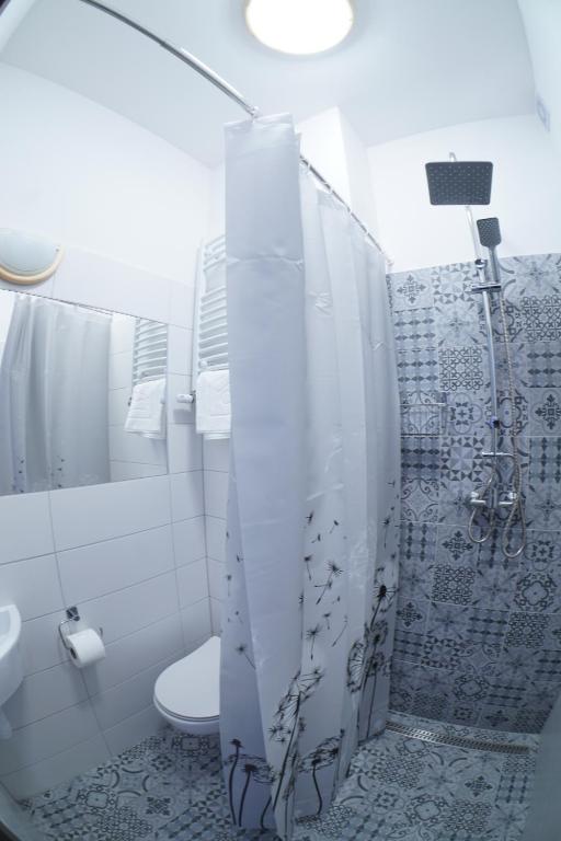 Stary Koszalin Hostel &amp; Hotel Services的一间浴室
