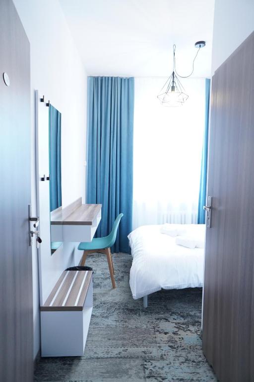 Stary Koszalin Hostel &amp; Hotel Services客房内的一张或多张床位