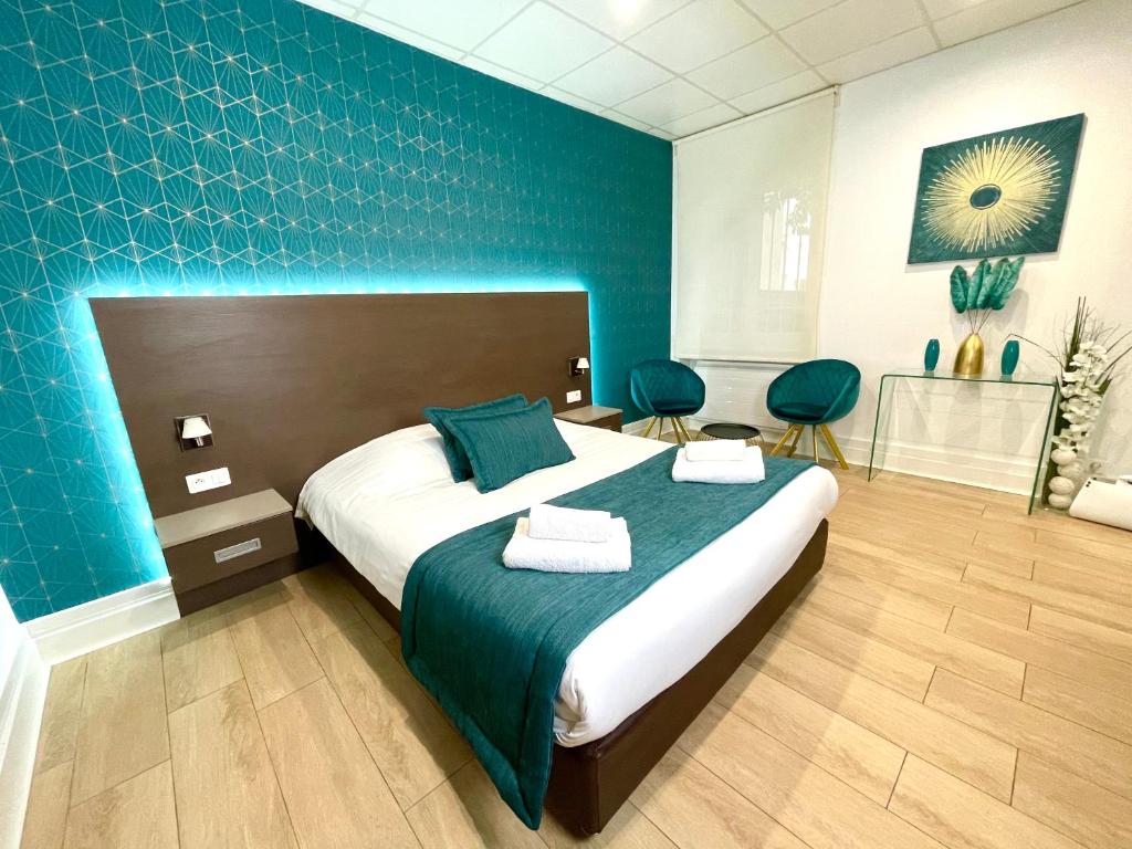 梅斯Appart' Weekly Quartier Impérial Gare的一间卧室设有一张蓝色墙壁的大床