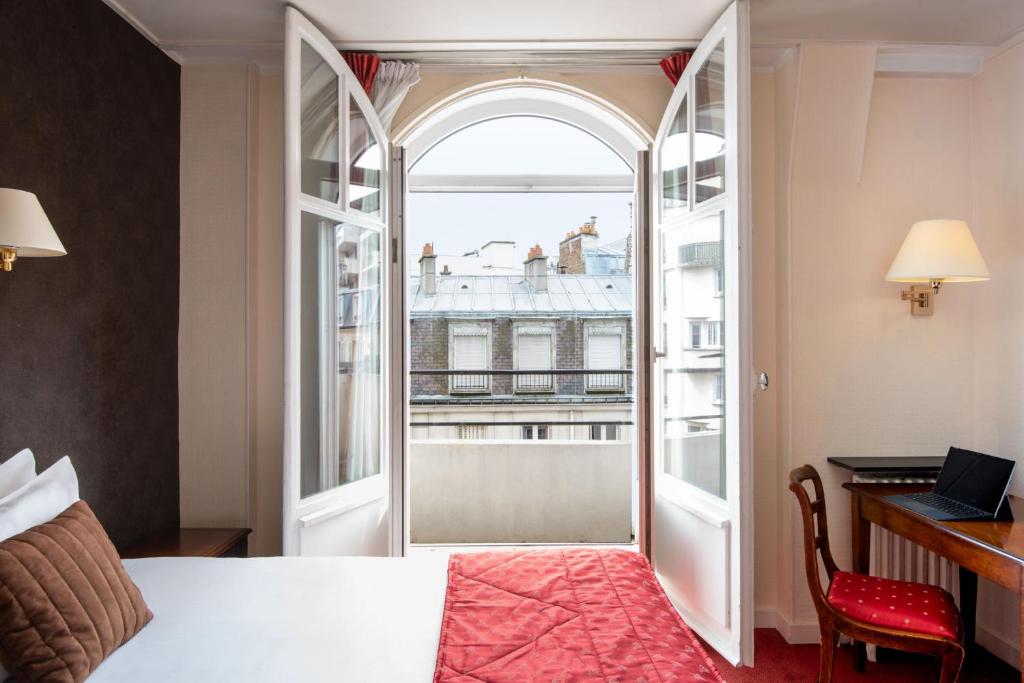 巴黎Abaca Messidor by Happyculture的客房设有床、书桌和窗户。