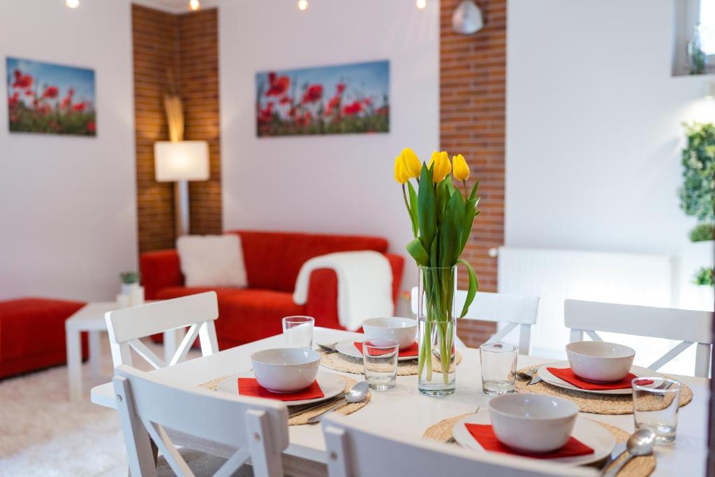 NyárligetSára-Lux Apartman的一张餐桌,上面有花瓶