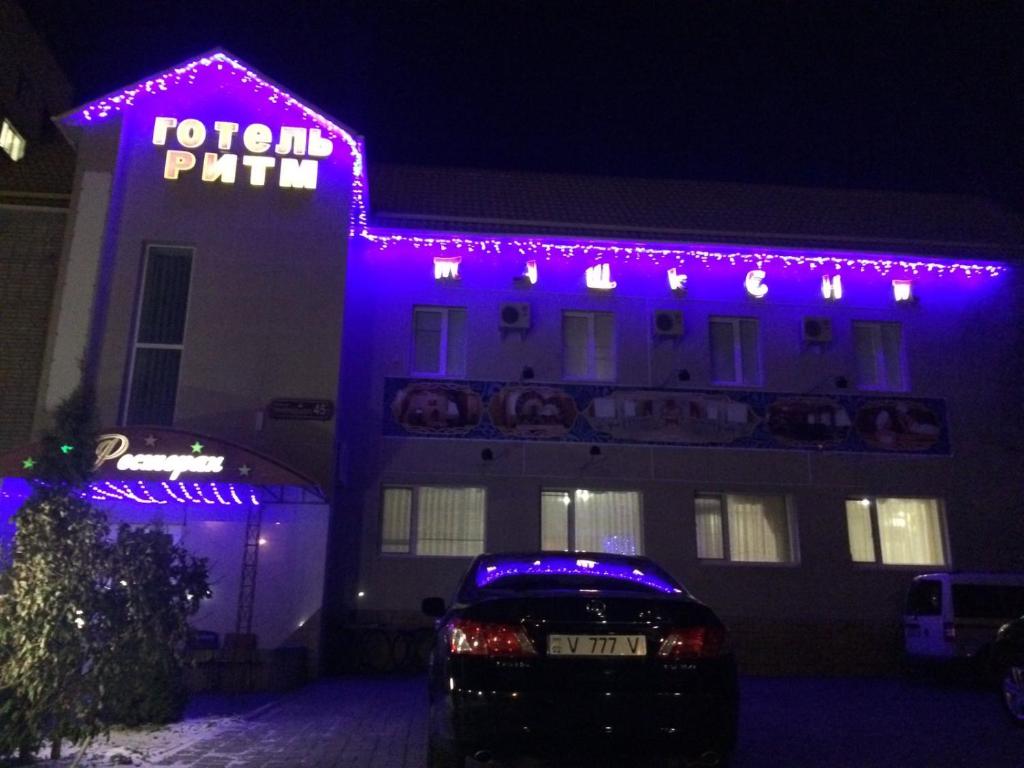 文尼察Отель Ритм的上面有紫色灯的建筑