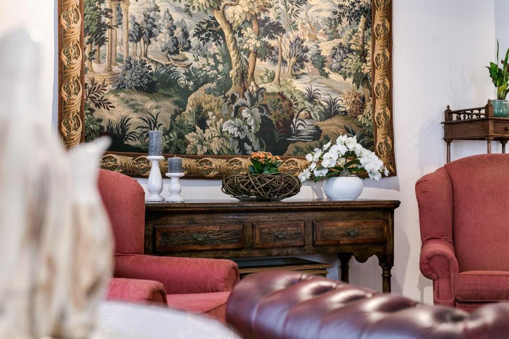 布鲁日布莱戈雅酒店的挂在客厅墙上的挂毯