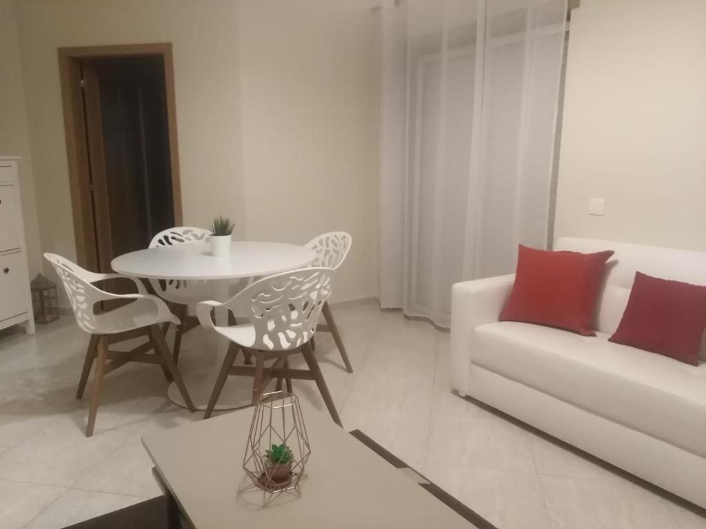 阿尔曼萨Almancil Park Apartment的白色的客厅配有桌子和沙发