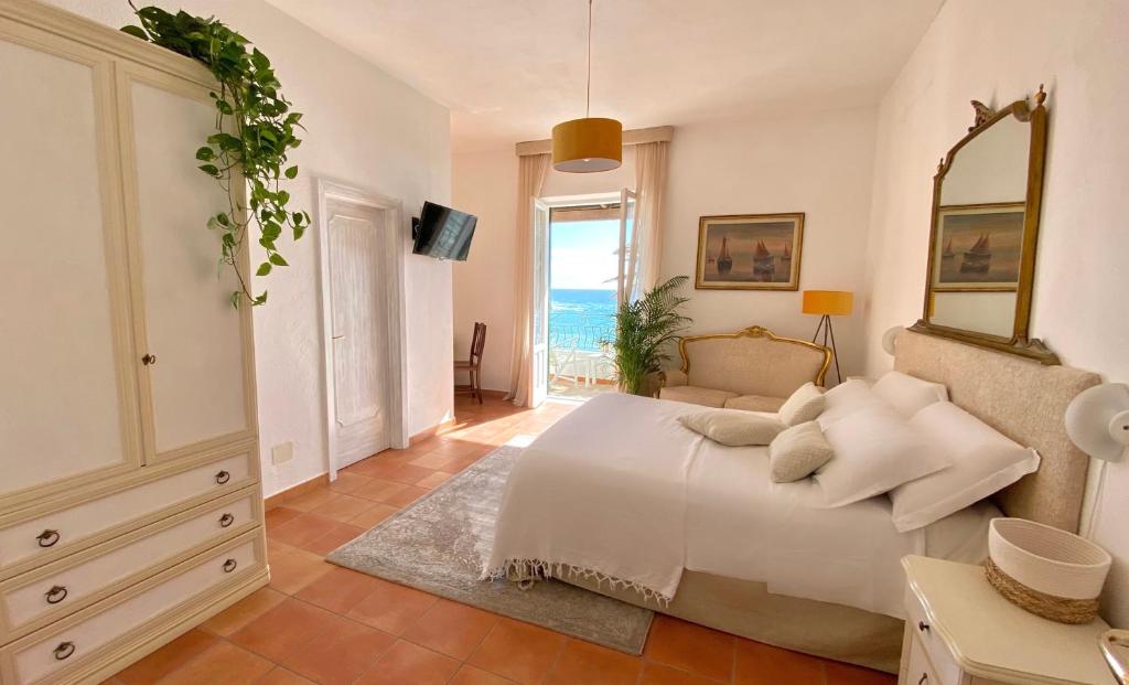 伊斯基亚Villa Bina Sea Hotel的一间卧室配有一张床,享有海景