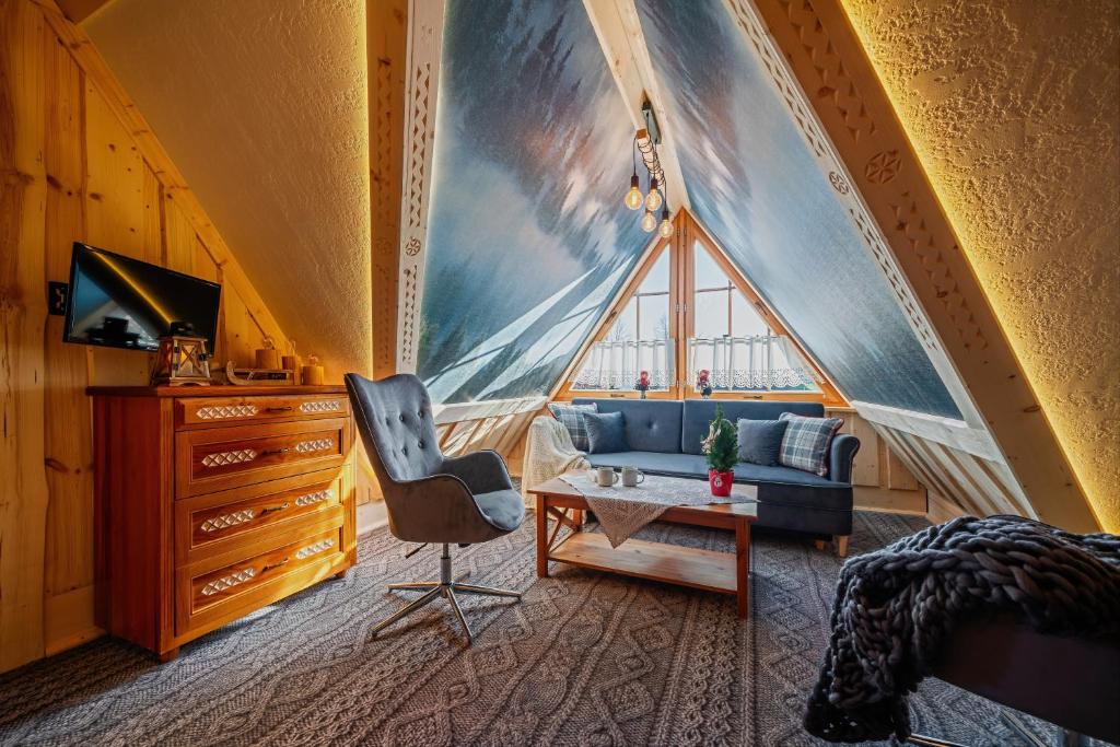 扎科帕内Willa Pod Niebem的一间卧室设有蓝色的沙发和大窗户