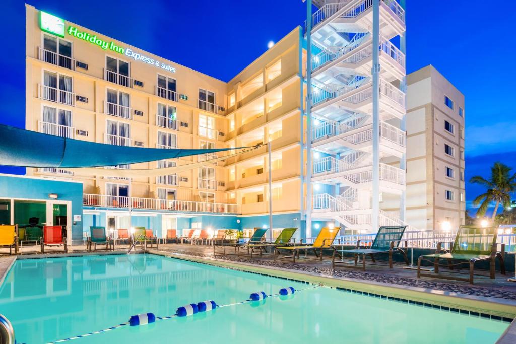 拿骚拿骚智选套房假日酒店的晚上在酒店前面的一个游泳池