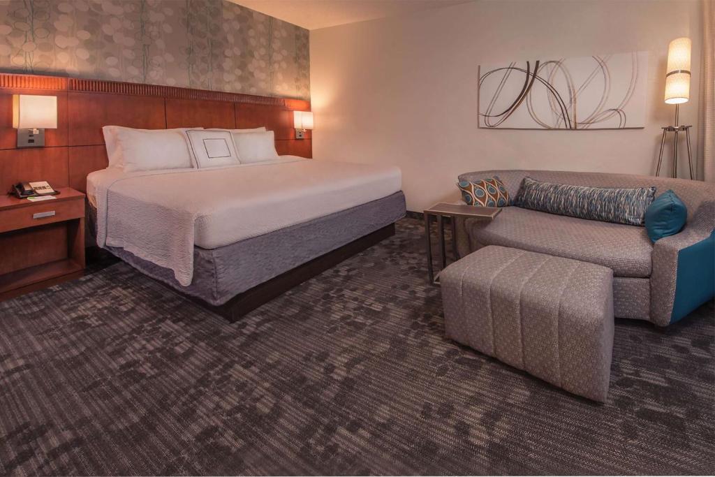 阿林顿阿灵顿罗斯林万怡酒店的酒店客房,配有床和沙发