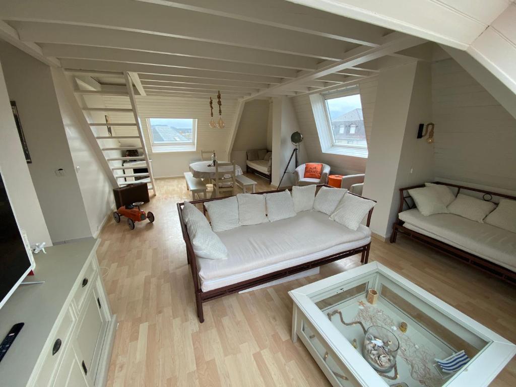 卡布尔Appartement Vue Mer - Cabourg - Normandie的客厅配有白色的沙发和桌子
