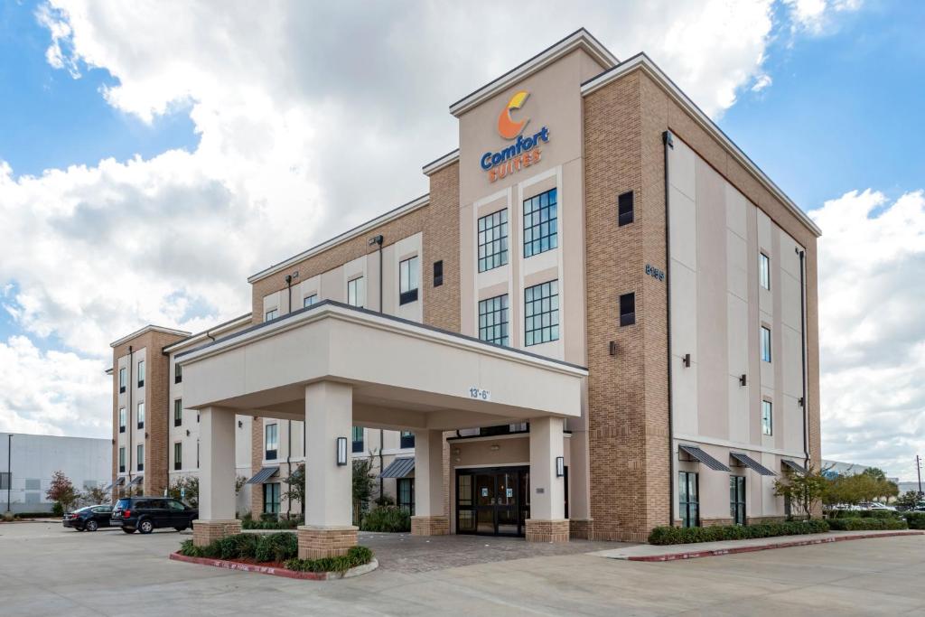 休斯顿Comfort Suites Near Sam Houston Race Park的建筑物前部的 ⁇ 染