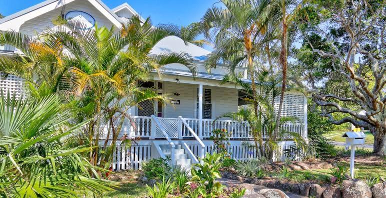 拜伦湾Arcadia House的一座棕榈树掩映的白色房子