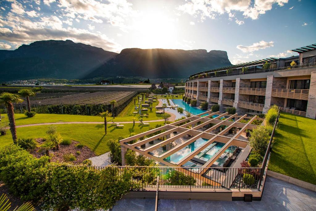 阿皮亚诺苏拉斯特拉达Weinegg Wellviva Resort的享有带游泳池的度假村的空中景致