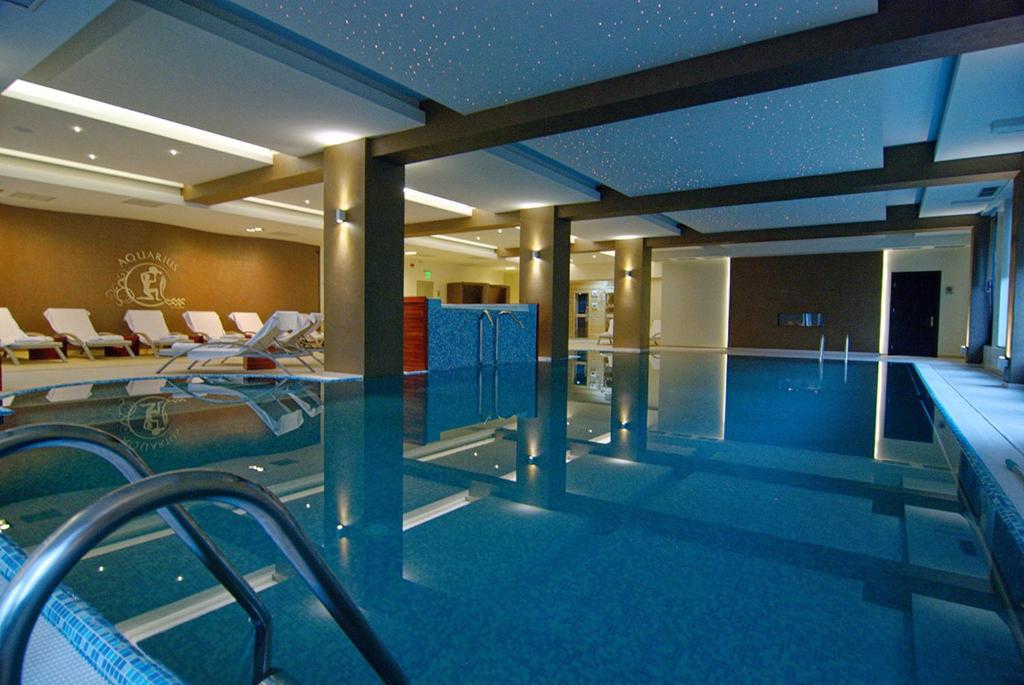 坎普朗莫道尼斯AQUARIUS BOUTIQUE HOTEL的一座带游泳池的酒店的大型游泳池
