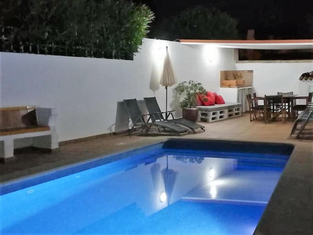 卡拉布兰卡LEIDA - Relax y privacidad的后院的游泳池,配有桌椅