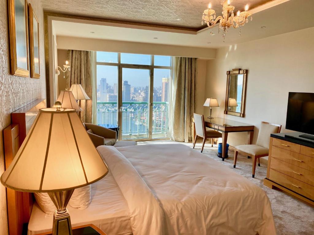 开罗Chez Haytham At Four Seasons Nile Plaza Residential Suite的酒店客房设有一张大床和一张书桌。