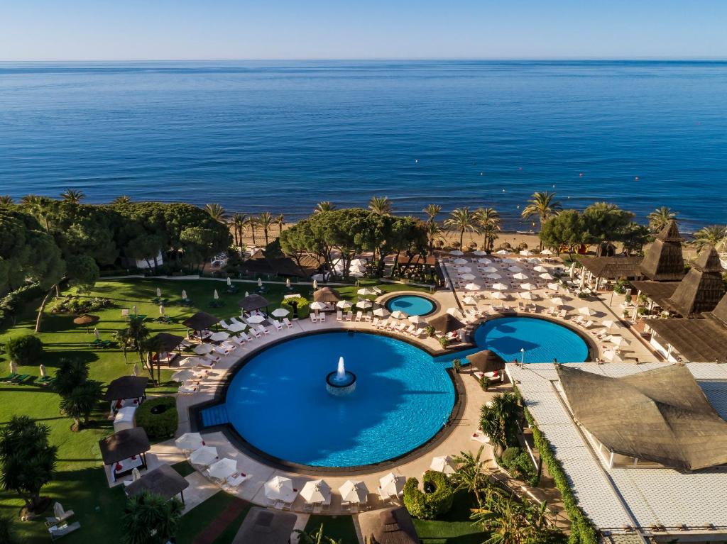 马贝拉Hotel Don Pepe Gran Meliá的享有度假胜地的空中景致,设有2个游泳池