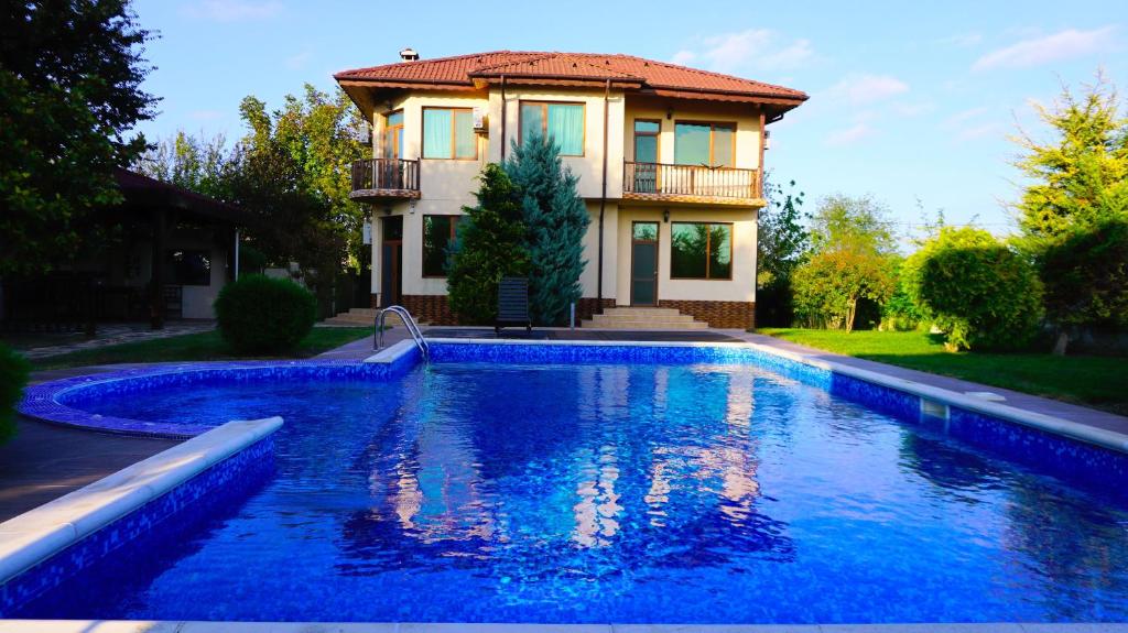 布尔加沃Вила Силва - Villa Silva的房屋前有游泳池的房子