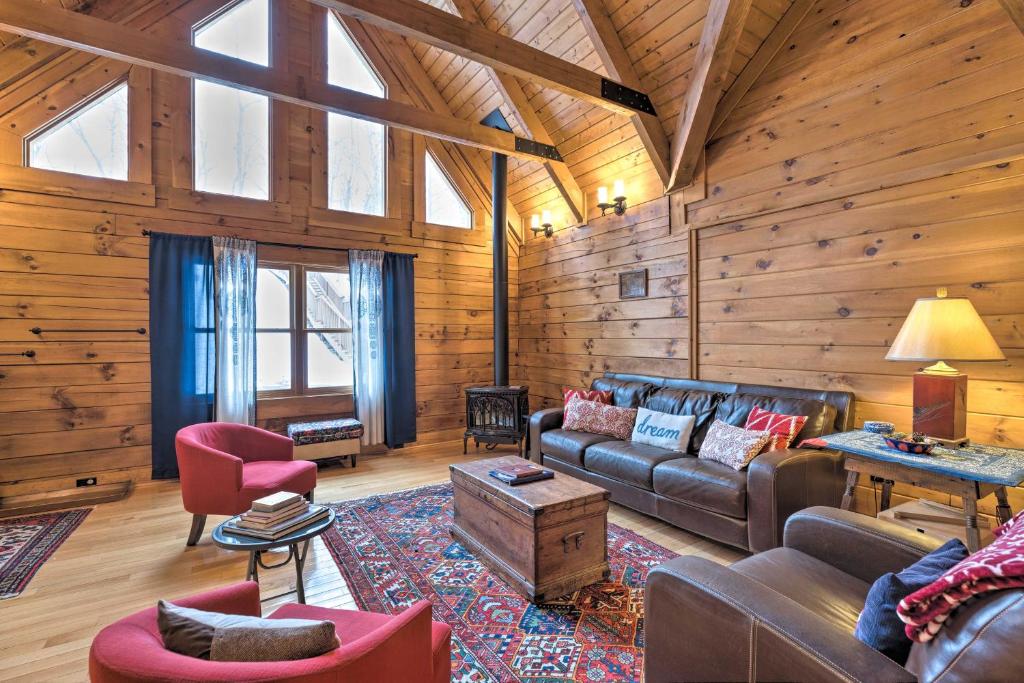 McGaheysvilleCozy Owl Lodge Cabin - Relax or Get Adventurous!的小屋内的客厅配有沙发和椅子