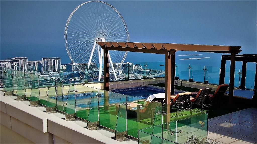 迪拜Dubai Jbr Amazing Penthouse With Stunning View的后方有摩天轮的观景台