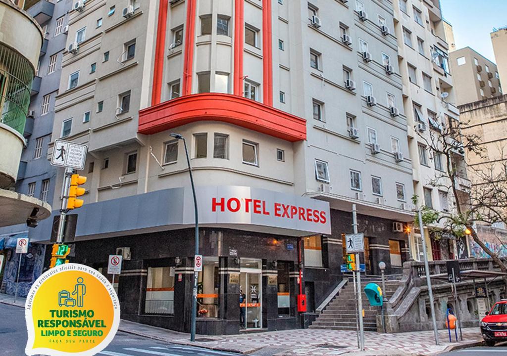 阿雷格里港Hotel Express Savoy Centro Histórico的前面有酒店特快标志的建筑