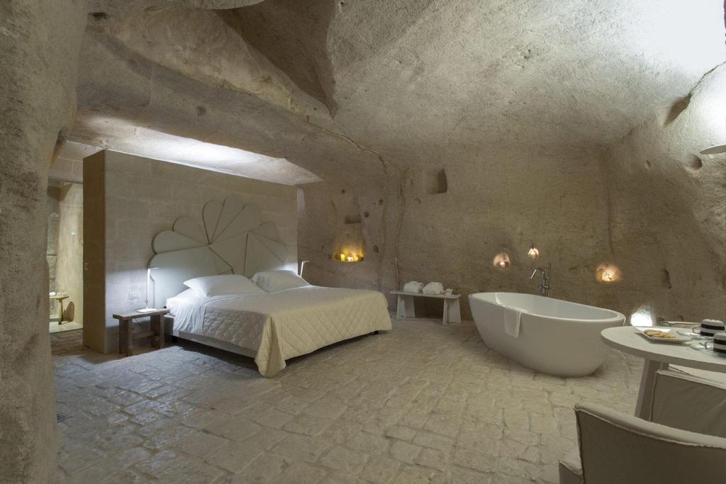 马泰拉戴尔伊德里斯假日旅馆的卧室配有床和浴缸