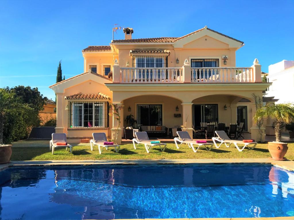 EsteponaVilla Majestic的一座房子前面设有游泳池