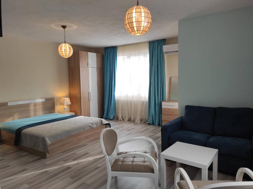 佩特里奇BeLApartment的一间卧室配有一张床和一张蓝色的沙发