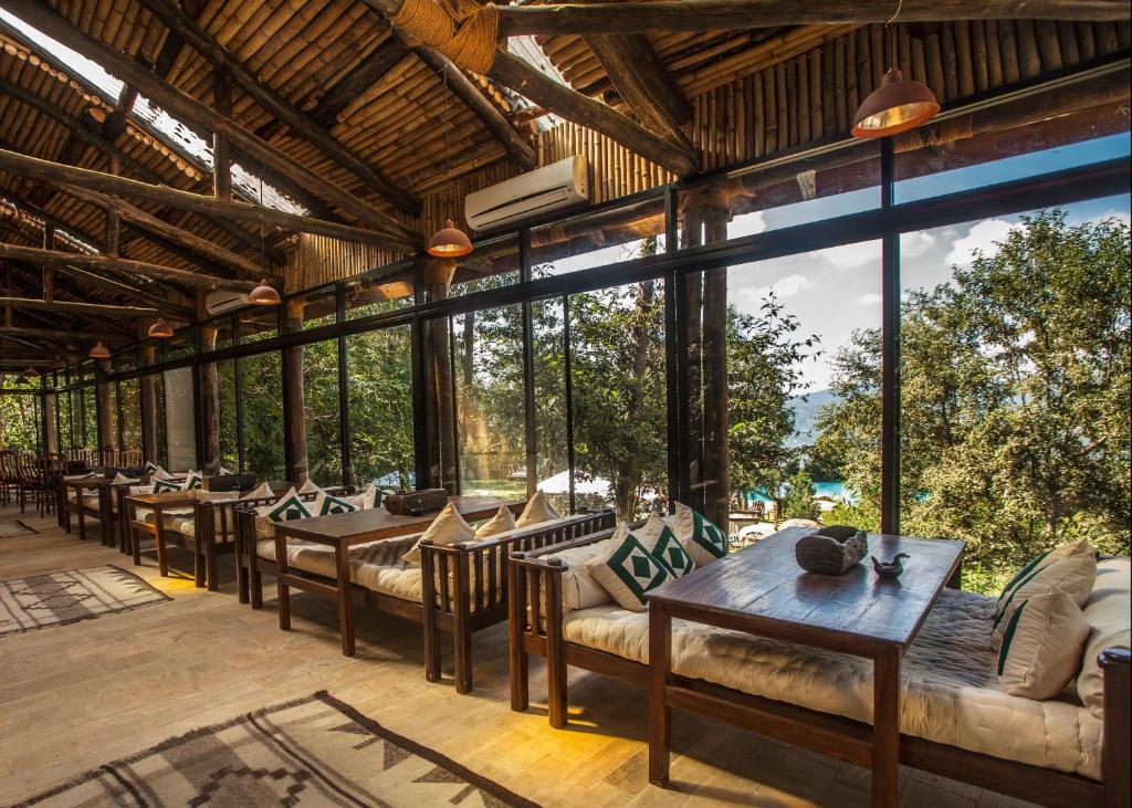 图利凯尔德瓦里卡之度假酒店 - 杜利克尔的配有桌椅和大窗户的客房