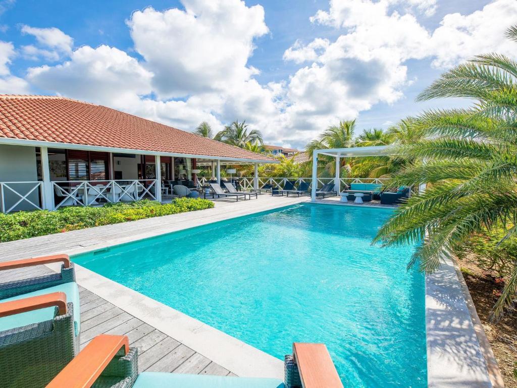 简蒂埃尔Luxurious Villa in Jan Thiel with Pool的一座房子后院的游泳池