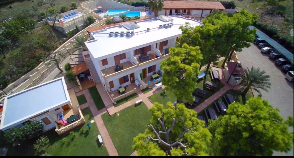 佩斯基奇Residence Olimpia的享有带游泳池的大房子的空中景致