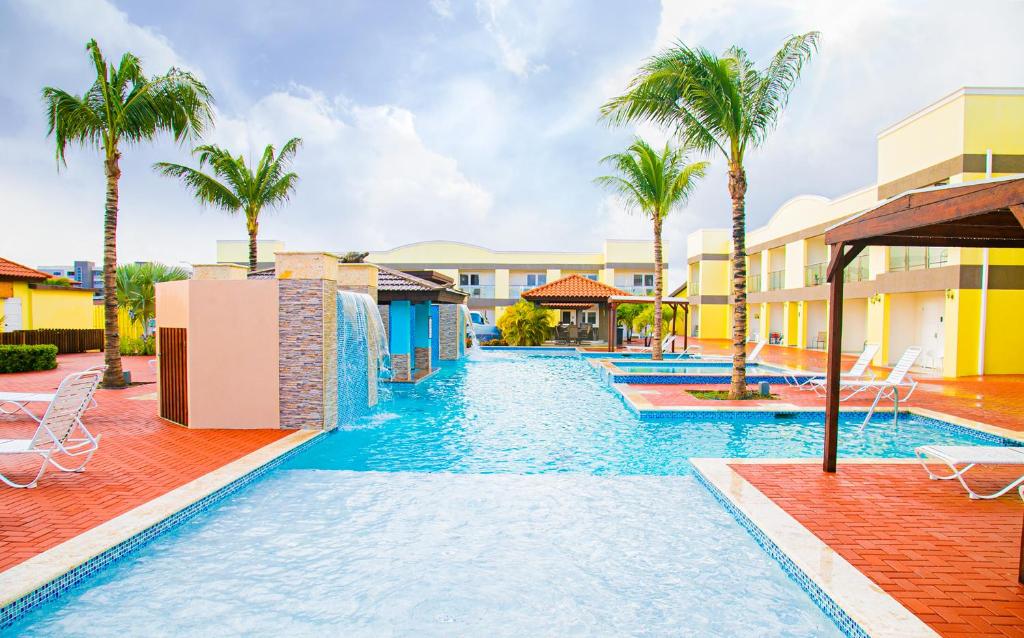 棕榈滩Pearl Aruba Condos的棕榈树度假村的游泳池