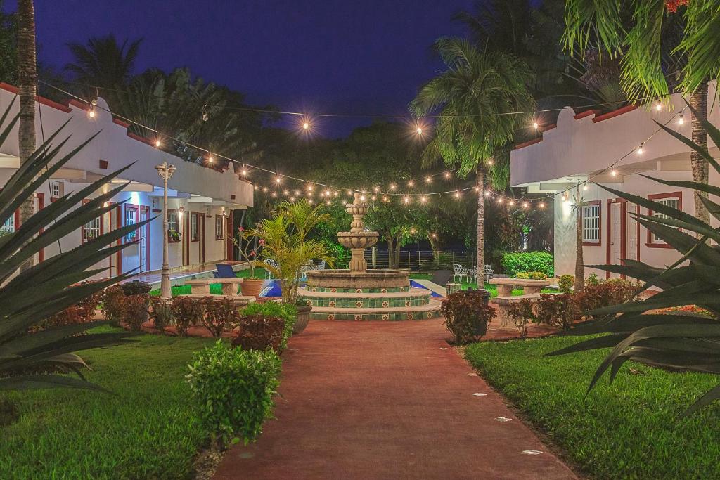 切图马尔Hotel Lagoon - Pet Friendly的夜间花园,设有喷泉和灯光