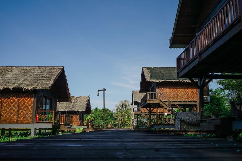 珍南海滩格马来村旅馆的村里一条空的街道,有建筑