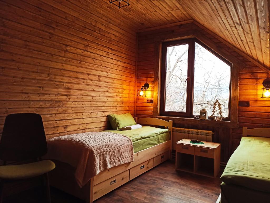 迪利然Jermatun Guest House的小木屋内一间卧室,配有一张床和一个窗户