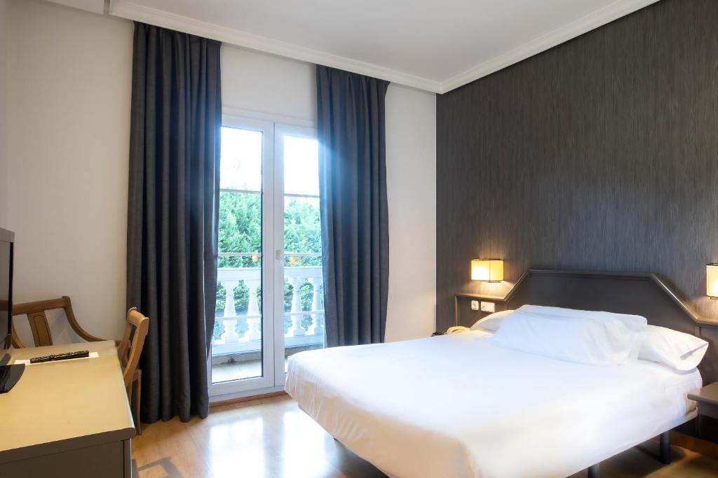 伊伦乌尔达尼比亚酒店的酒店客房设有床和窗户。