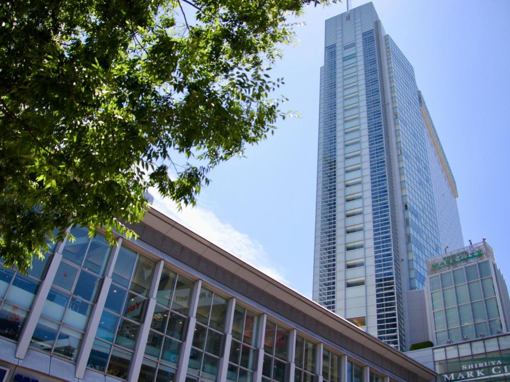 东京Shibuya Excel Hotel Tokyu的大楼前的高耸摩天大楼