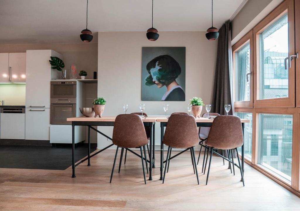 布鲁塞尔Smartflats Design - L42的厨房配有餐桌和椅子