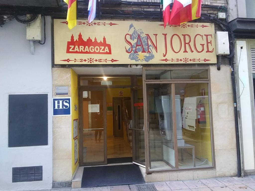 萨拉戈萨Hostal San Jorge的商店的入口,有两扇玻璃门