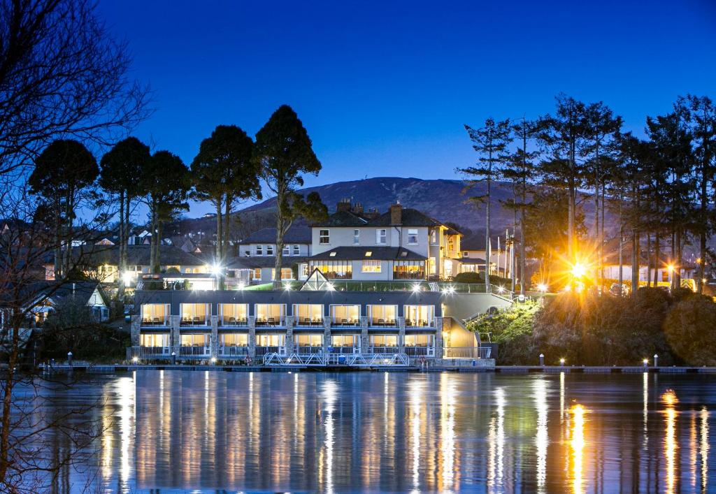 基拉卢湖畔酒店及休闲中心的一座大楼,在水面上过夜